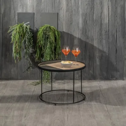 Tavolino rotondo Paras con top in legno con inserti in pietra e struttura in metallo verniciato di Stones
