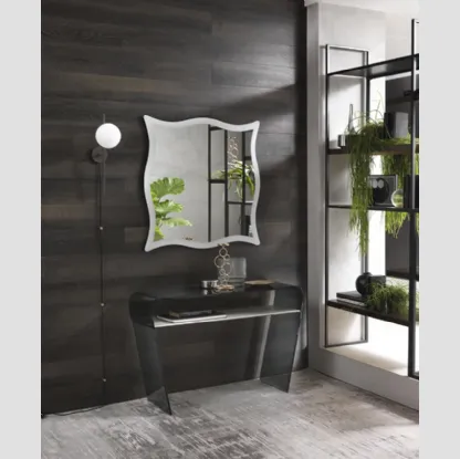 Specchio con cornice perimetrale effetto sabbiato dall’aspetto sinuoso e fiabesco Moving di Riflessi