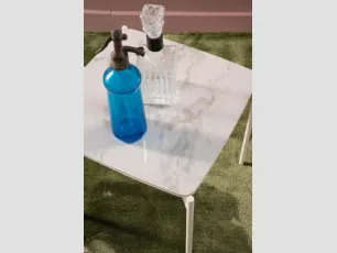 Tavolino Ivy in ceramica con struttura in metallo di Stones