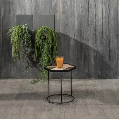 Tavolino Jay con top in legno con inserti in pietra e struttura in metallo di Stones