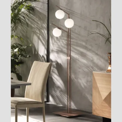 Lampada Dodo PT da Terra formata da  aste metalliche verniciate e tre bulbi in vetro bianco satinato di Riflessi