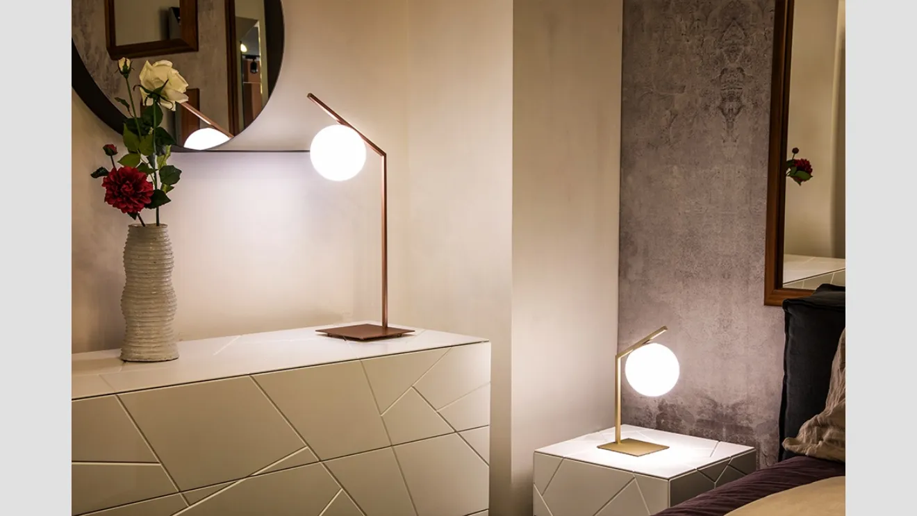 Lampada Dodo da Tavolo in metallo con bulbo in vetro bianco satinato di Riflessi