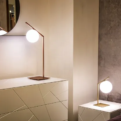 Lampada Dodo da Tavolo in metallo con bulbo in vetro bianco satinato di Riflessi