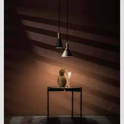 Lampada a sospensione Lince in metallo con decoro in ottone verniciato di Stones
