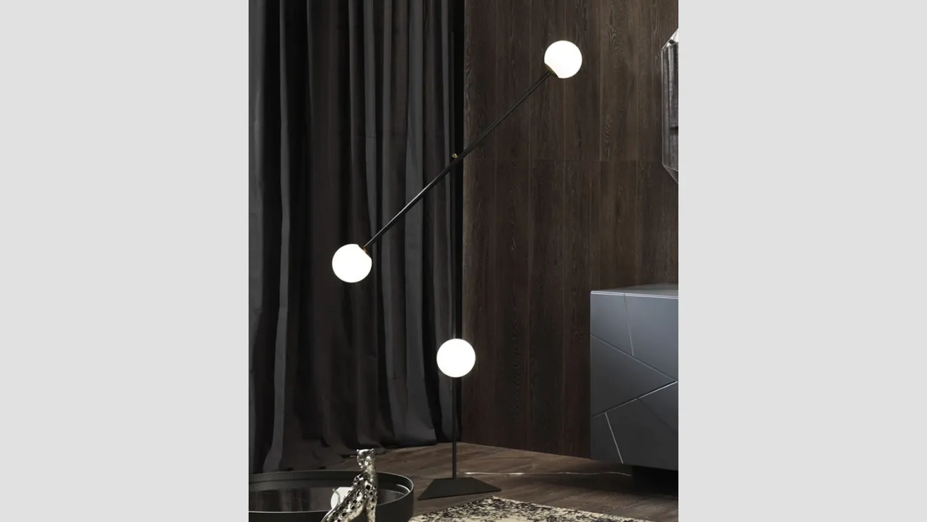 Lampada Meridian PT Terra in metallo con tre bulbi in vetro bianco satinato di Riflessi
