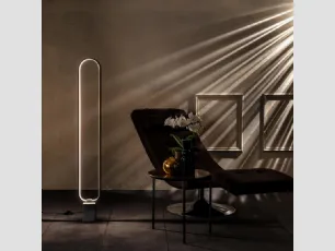 Lampada da terra a LED Naos in metallo con base in marmo di Stones