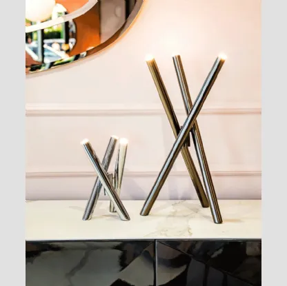 Lampada Shangai T da Tavolo composta da tre tubolari metallici verniciati con trattamento satinato galvanico di Riflessi