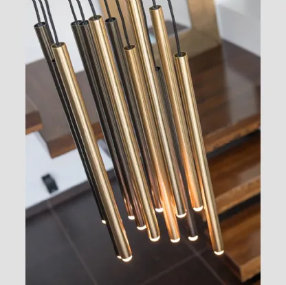 Lampada a sospensione Stilo S12 formata da 12 tubolari in metallo verniciato con trattamento satinato galvanico di Riflessi