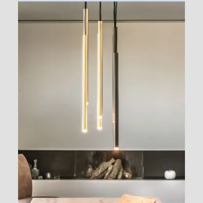 Lampada a sospensione Stilo S6 formata da 6 tubolari in metallo verniciato con trattamento satinato galvanico di Riflessi
