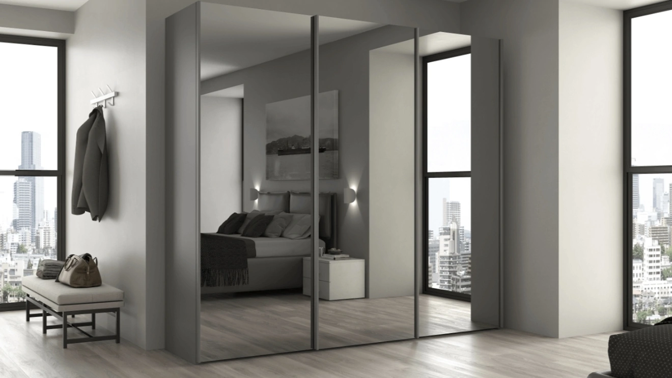 Armadio con ante scorrevoli 01 a specchio fumè di Felver