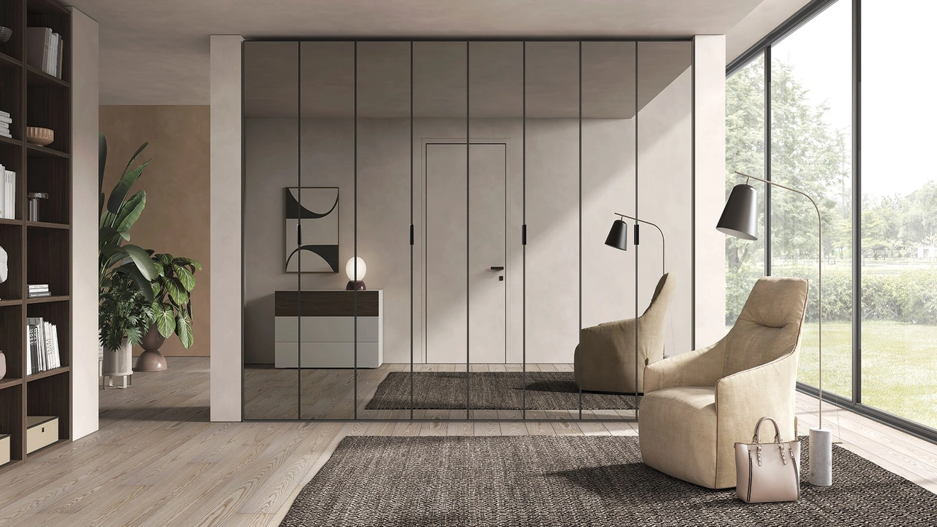 Armadio su misura Composizione 08 con telaio in alluminio e ante a specchio di Felver