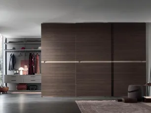Armadio Tag in Rovere Thea con inserto in laccato nichel opaco di Maronese Acf