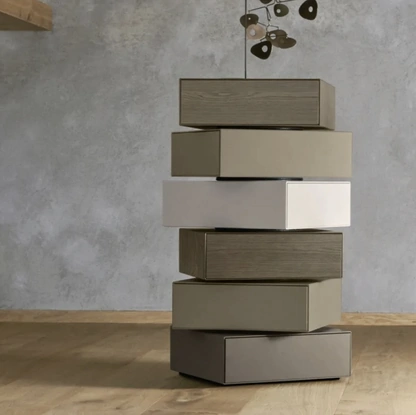 Cassettiera Domino Giro in laccato e legno di Sangiacomo