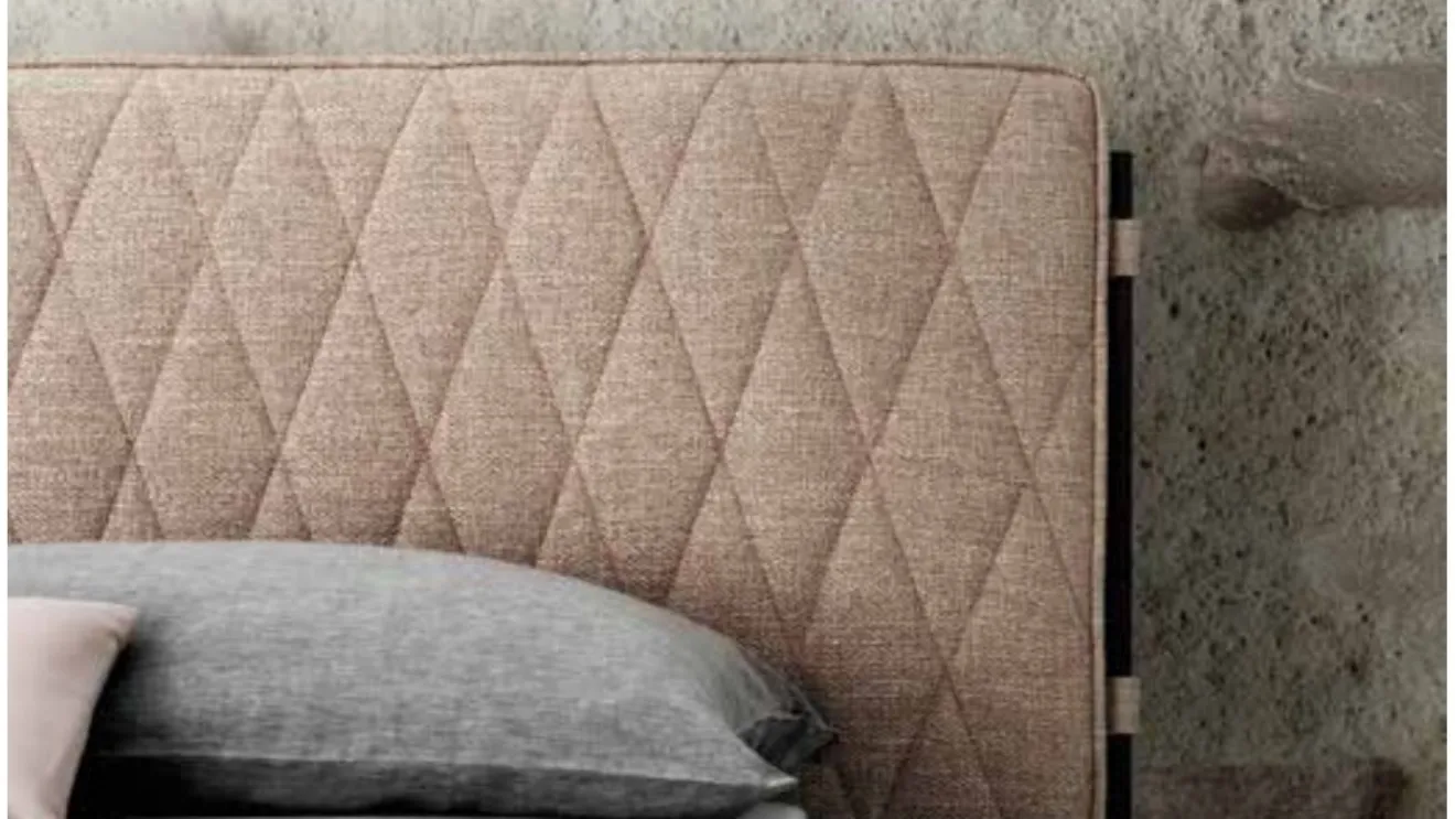 Letto con testiera imbottita e trapuntata con motivo a losanghe Adam di SantaLucia