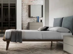 Letto in legno con testiera arricchita di un’imbottitura a due cuscini Talak di SantaLucia