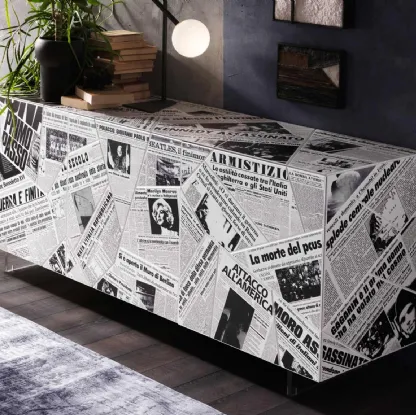 Madia Century in legno con decoro fogli di giornale di Riflessi