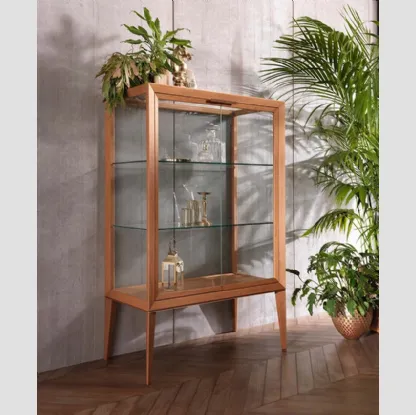 Madia Medea Alta Vetrina in legno di rovere tinto miele di Riflessi