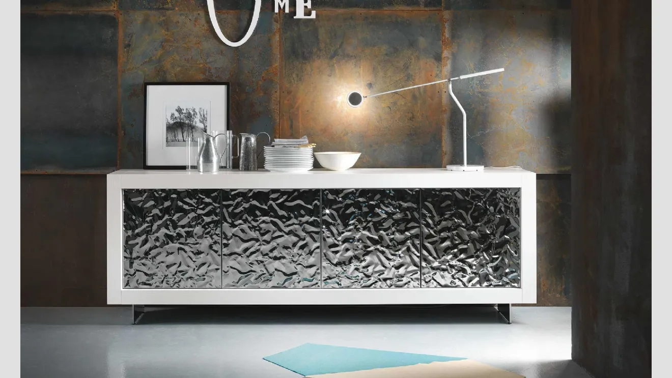 Madia Picasso P12 Mito in legno di Rovere tinto bianco con ante rivestite in acciaio martellato finitura argento di Riflessi