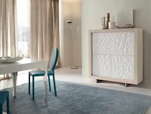 Madia Picasso P2 Mito con scocca in rovere e ante in acciaio martellato laccato bianco lucido di Riflessi