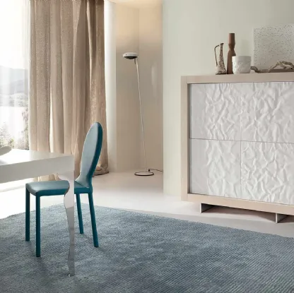 Madia Picasso P2 Mito con scocca in rovere e ante in acciaio martellato laccato bianco lucido di Riflessi