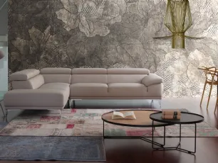 Divano angolare in ecopelle color beige con poggiatesta regolabili e piedini in metallo di Calia