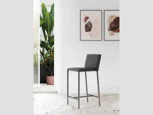 Sgabello Drop Vintage imbottito e rivestito in ecopelle con struttura in metallo di Arredo3
