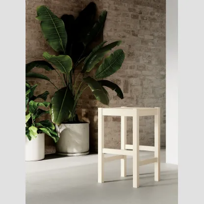 Sgabello Petit con struttura e seduta in legno laccato di Arredo3