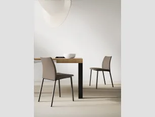 Sedia Zara Up on struttura in metallo verniciato e seduta imbottita rivestita in ecopelle di Arredo3