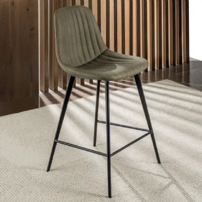 Sgabello Cinquecento Stool 4 gambe 65 rivestito in eco Nabuk imbotttito e trapuntato con struttura in metallo verniciato nero di La Seggiola