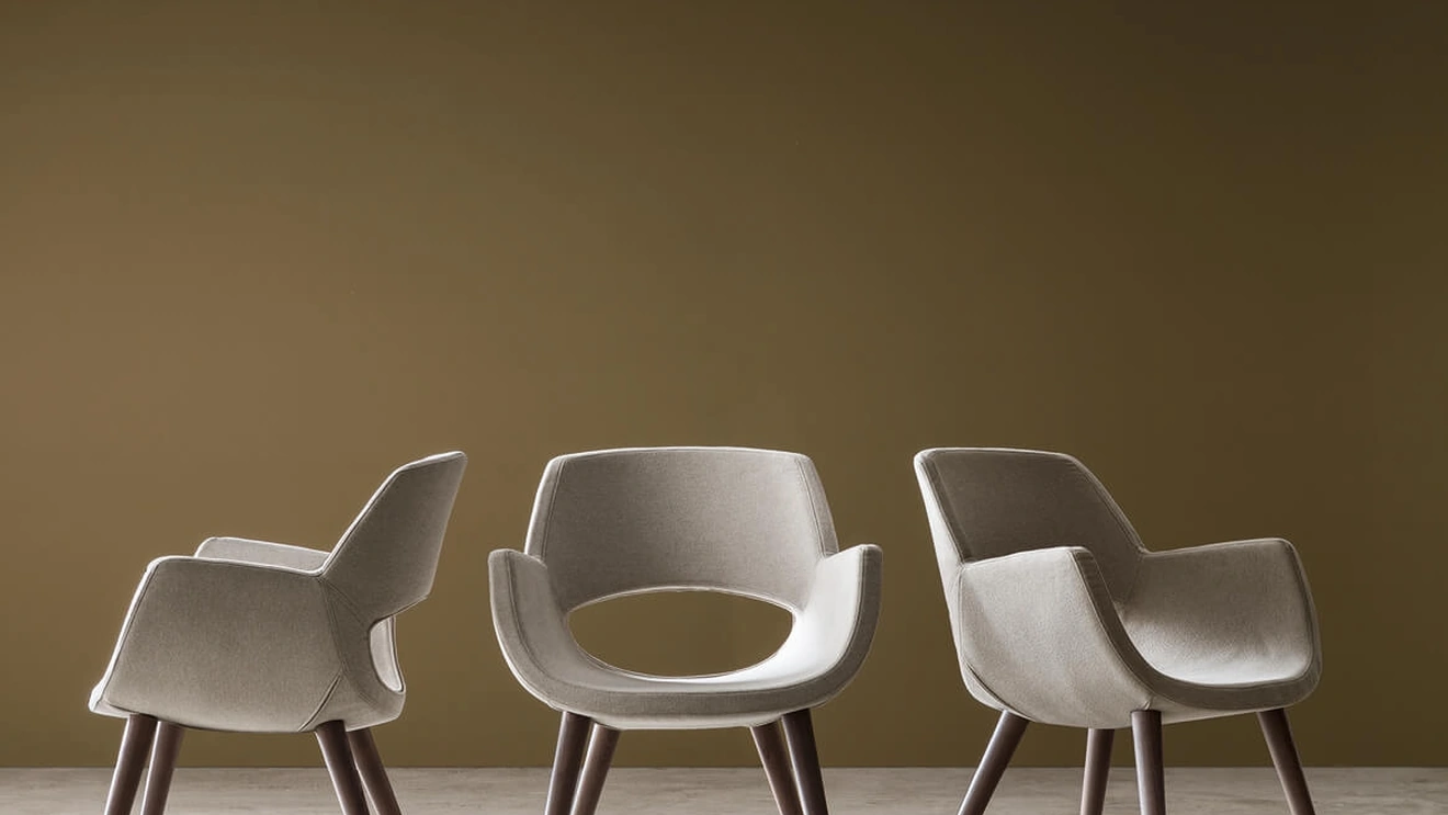 Sedia Logan in tessuto imbottito di Maronese