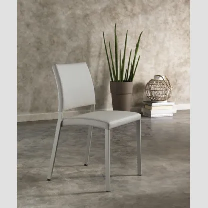Sedia impilabile Sally in ecopelle imbottita con gambe in metallo verniciato di Stones