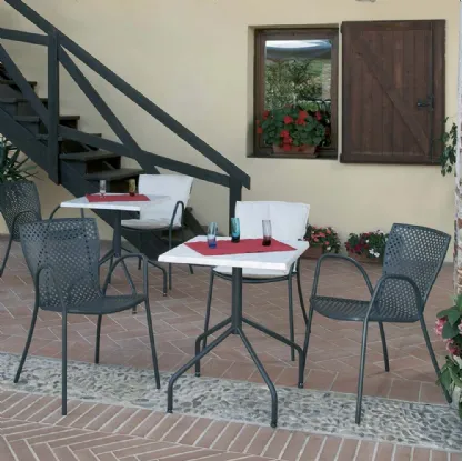 Sedia Sommer in acciaio zincato e verniciato con braccioli di La Seggiola