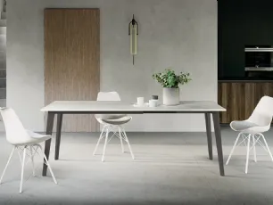Tavolo allungabile Maya con top in laminato e gambe in metallo verniciato di Arredo3