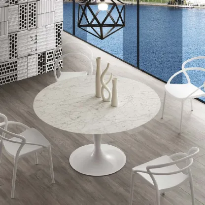 Tavolo rotondo Island Marble con top in marmo bianco di Carrara e base in acciaio verniciato bianco di La Seggiola