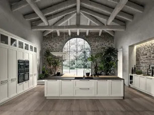 Cucina Classica angolare in legno di Frassino finitura decapè Carrara e top in Dekton e Rovere Opera di Arredo3
