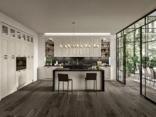 Cucina Classica con isola in legno di Frassino finitura Juta decapè e top in Dekton Verona di Arredo3