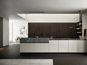 Cucina Moderna lineare Asia in laccato poro aperto Nebbia con colonne in Rovere ebano impiallacciato e top in HPL finitura Pietra Piasentina di Arredo3