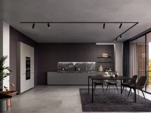 Cucina Moderna lineare in laminato Resina Cromo e impiallacciato Coke con top in ceramica effetto Marmo Nero rigato Wega di Arredo3