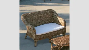 Divano Clito Mini sofà finitura intreccio di Banano naturale con cuscino in tessuto di La Seggiola