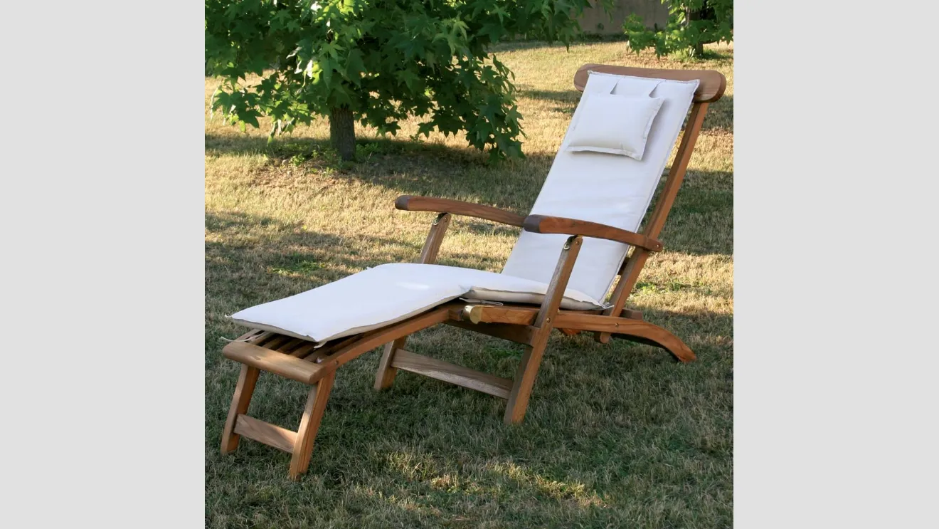 Sdraio Real Chaise Longue in legno massello di teak indonesiano con finitura olio naturale con cuscino in tesssuto imbottito di La Seggiola