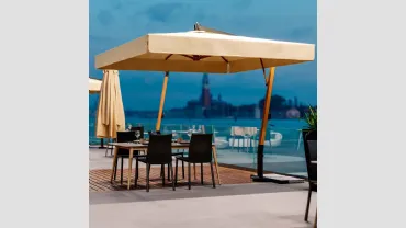 Ombrellone RVE in legno iroko con componenti in acciaio zincato e verniciato atracite con apertura a manovella di La Seggiola